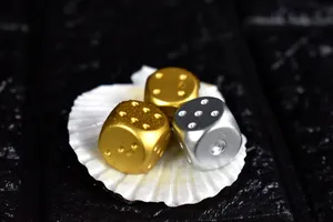 三颗骰子图片第1张
