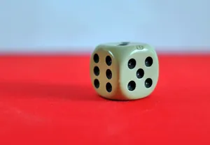 一个白色骰子图片_1