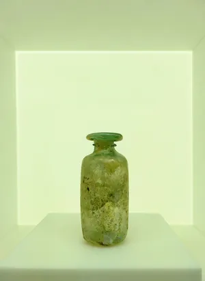 青绿色陶瓷展示图片_1