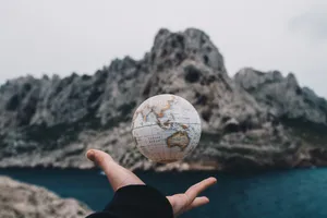 用手转地球仪图片第1张