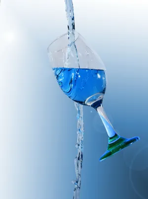 高脚酒杯广告摄影图_1