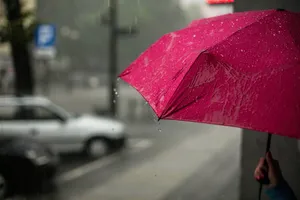 下雨打伞伤感图片_1