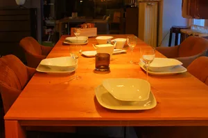 餐桌摆放的餐具图片_1