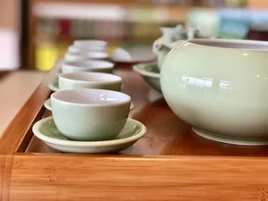 桌上摆放陶瓷碗图片_1
