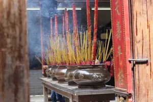 烧香香炉特写图片_1