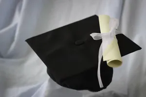 学士帽和毕业证图片_1