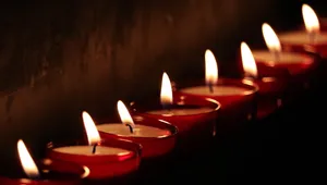 教会祈祷烛火图片第1张