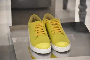 一双黄色休闲鞋_1