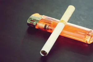 香烟和打火机图片_1