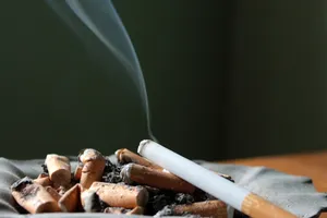 烟灰缸烟头图片