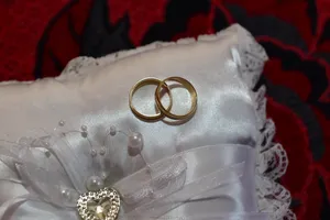 婚纱结婚戒指图片第1张
