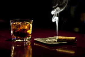 点燃的香烟与玻璃杯图片