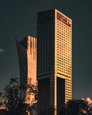 高耸入云的现代建筑图片