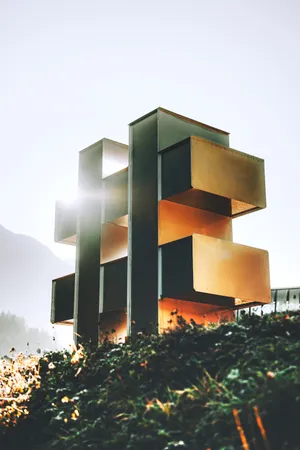 山间特色现代几何建筑图片第1张