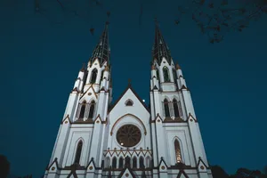 尖塔古式教堂建筑图片第1张