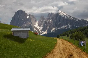 山中朴素的小木屋图片