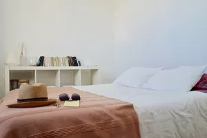 卧室中干净舒适的床图片