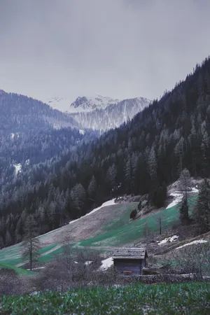 山脚下的房屋图片第张