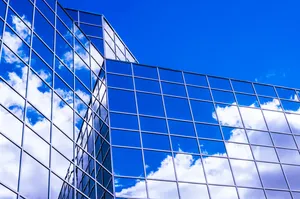 映射着白云的建筑图片第张