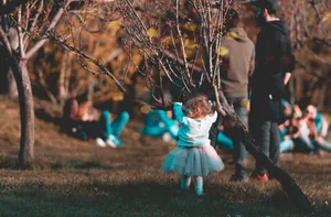 在公园里玩耍的小孩图片第张