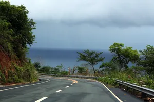 废弃曲折的柏油路图片第张