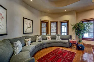 客厅里柔软舒适的沙发图片第张