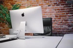 放着台式苹果电脑的办公室图片第张