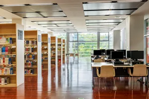 宽敞明亮的图书馆图片第张