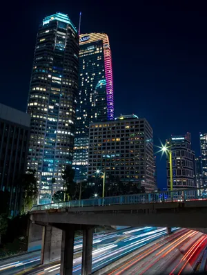 车流线城市璀璨夜景图片