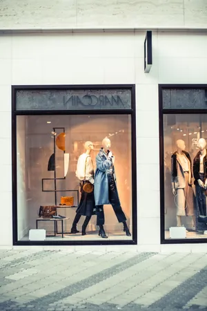 服装店展示橱窗图片第1张