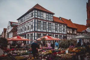 城市建筑露天花店图片_1