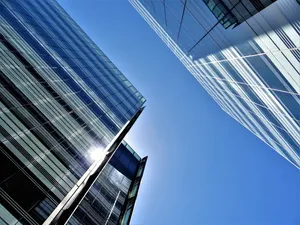 现代玻璃建筑仰视图