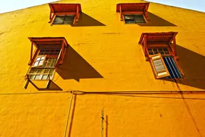 黄色墙面建筑图片素材_1