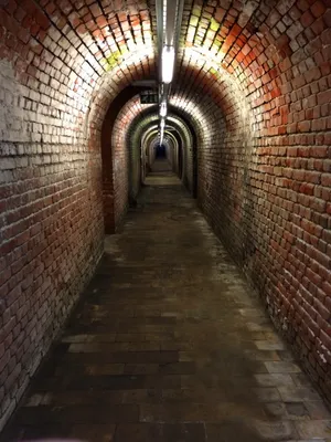 古老红砖隧道图片