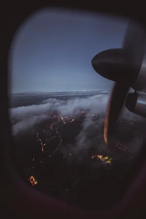 夜晚飞机窗外景色图片第1张
