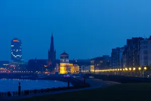 莱茵河畔建筑夜景图片