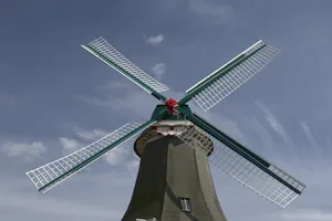 天空下木头风车图片第1张