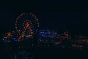 夜晚摩天轮图片