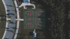 空旷的篮球场航拍图片