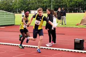 操场上的赛跑比赛图片第张