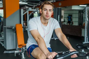 健身爱好者在健身房做自行车运动图片第张