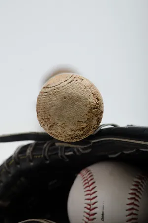棒球手套和棒球放在一起图片第张