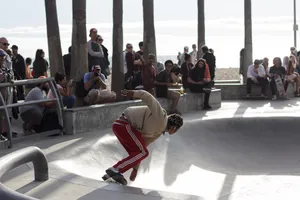 滑滑板的时尚青年图片第张