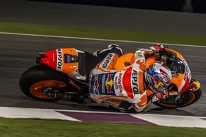 摩托车赛车比赛转弯瞬间抓拍图片第张