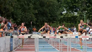 紧张刺激的跨栏跑比赛图片第张