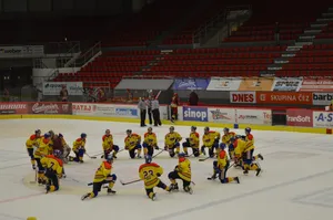 紧张激烈的班迪球比赛图片第张