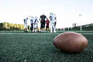 球场边的橄榄球图片第张