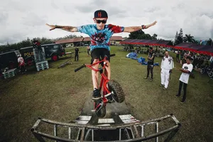 花样极限秀车技的人图片第张