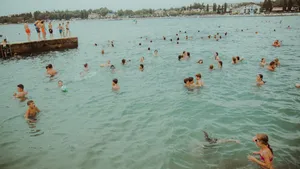 爱情海海滩游泳场图片第1张