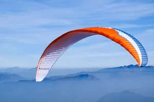 高空滑翔伞飞升图片第1张